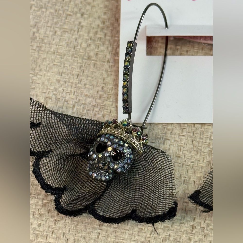NWT Betsey Johnson Skull Bride Black Glitter Dangle Earrings - Picture 3 of 6